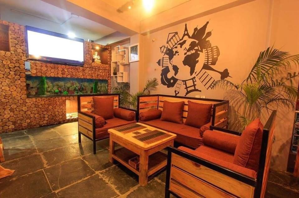 Paila Hostel Lakeside ポカラ エクステリア 写真