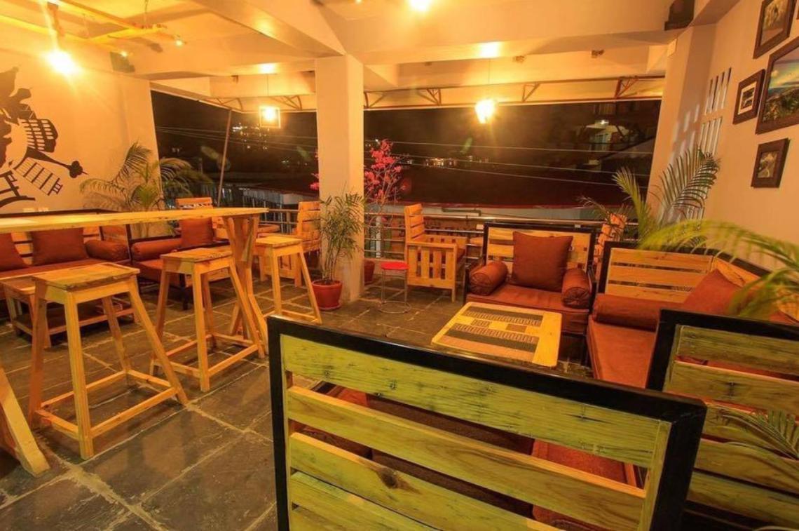 Paila Hostel Lakeside ポカラ エクステリア 写真